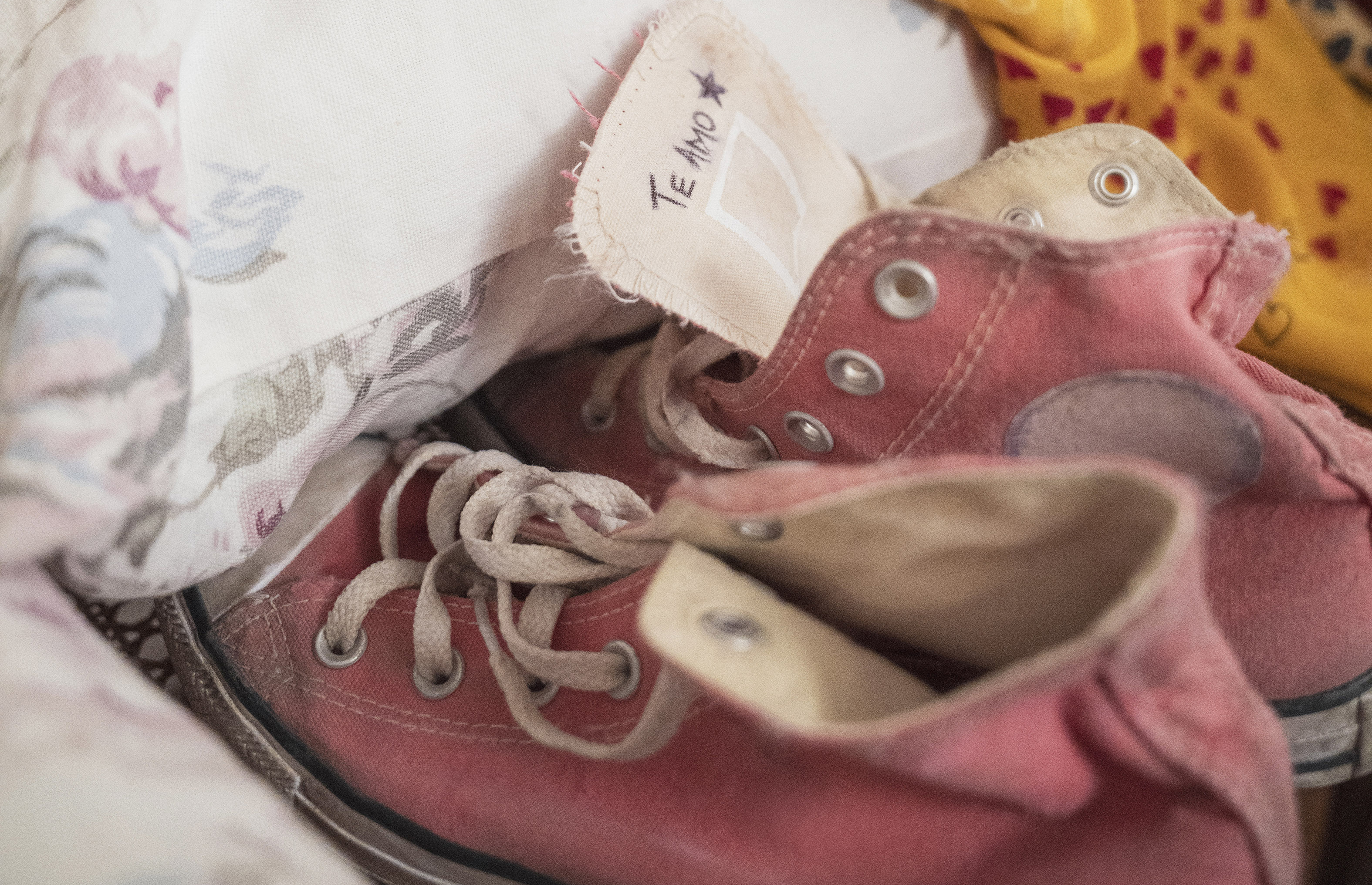 De Volta Aos 15: você lembra todos esses hits de decoração dos anos 2000? Foto de um All Star rosa com o escrito