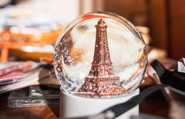 Foto de um globo de neve com a Torre Eiffel dentro