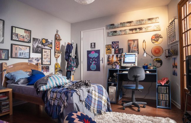 De Volta Aos 15: você lembra todos esses hits de decoração dos anos 2000? Foto de um quarto com muitos pôsteres na perede e um computador de mesa antigo