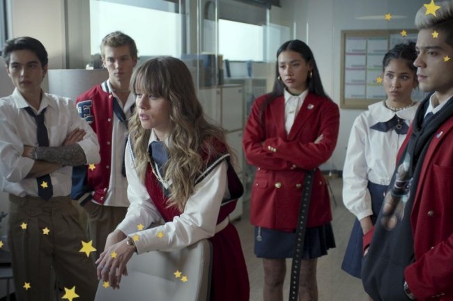 Cena de Rebelde da Netflix dos personagens na escola com o uniforme do colégio.