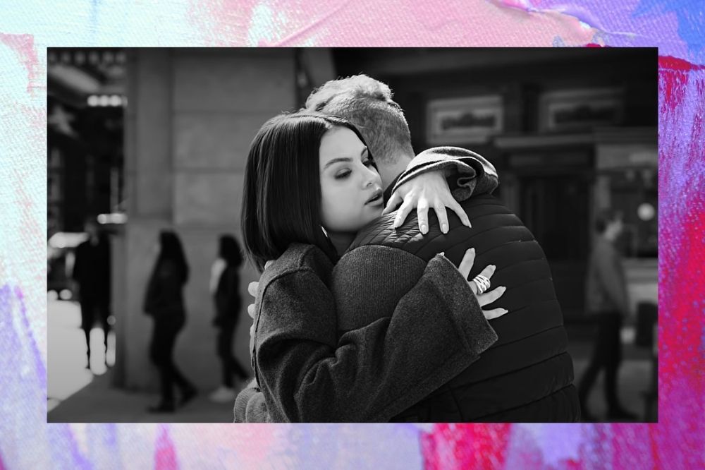 Selena Gomez e Chris Martin abraçados em uma rua, imagem em preto e branco.