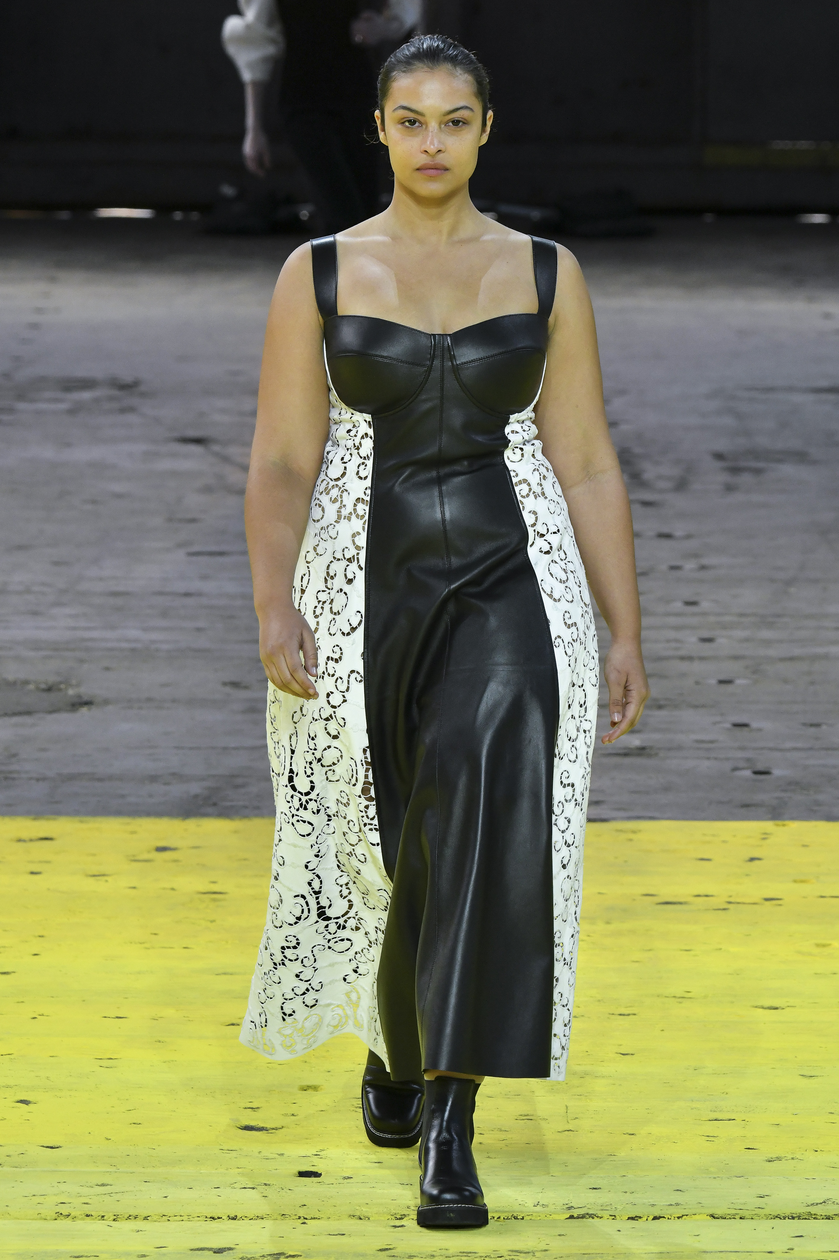 Modelo usando vestido longo de couro com botinha preta em Desfile da Gabriela Hearst na semana de moda de Nova York