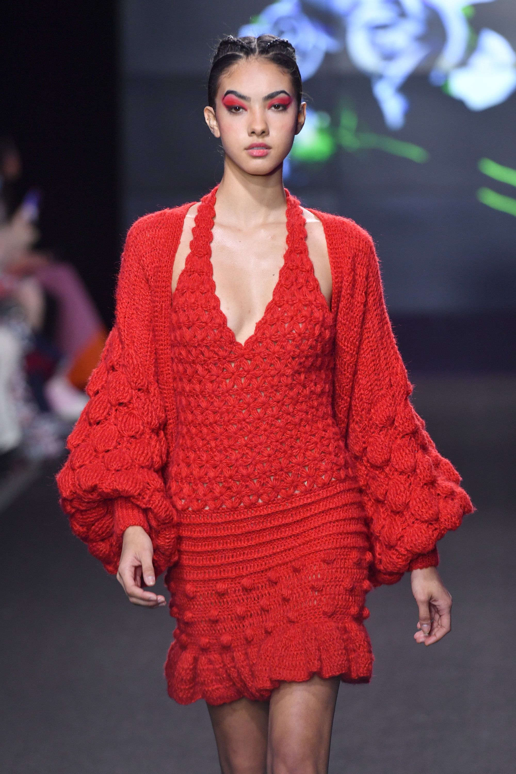 Modelo usando vestido e casaco de tricô vermelho em Desfile da Frederick Anderson na semana de moda de Nova York