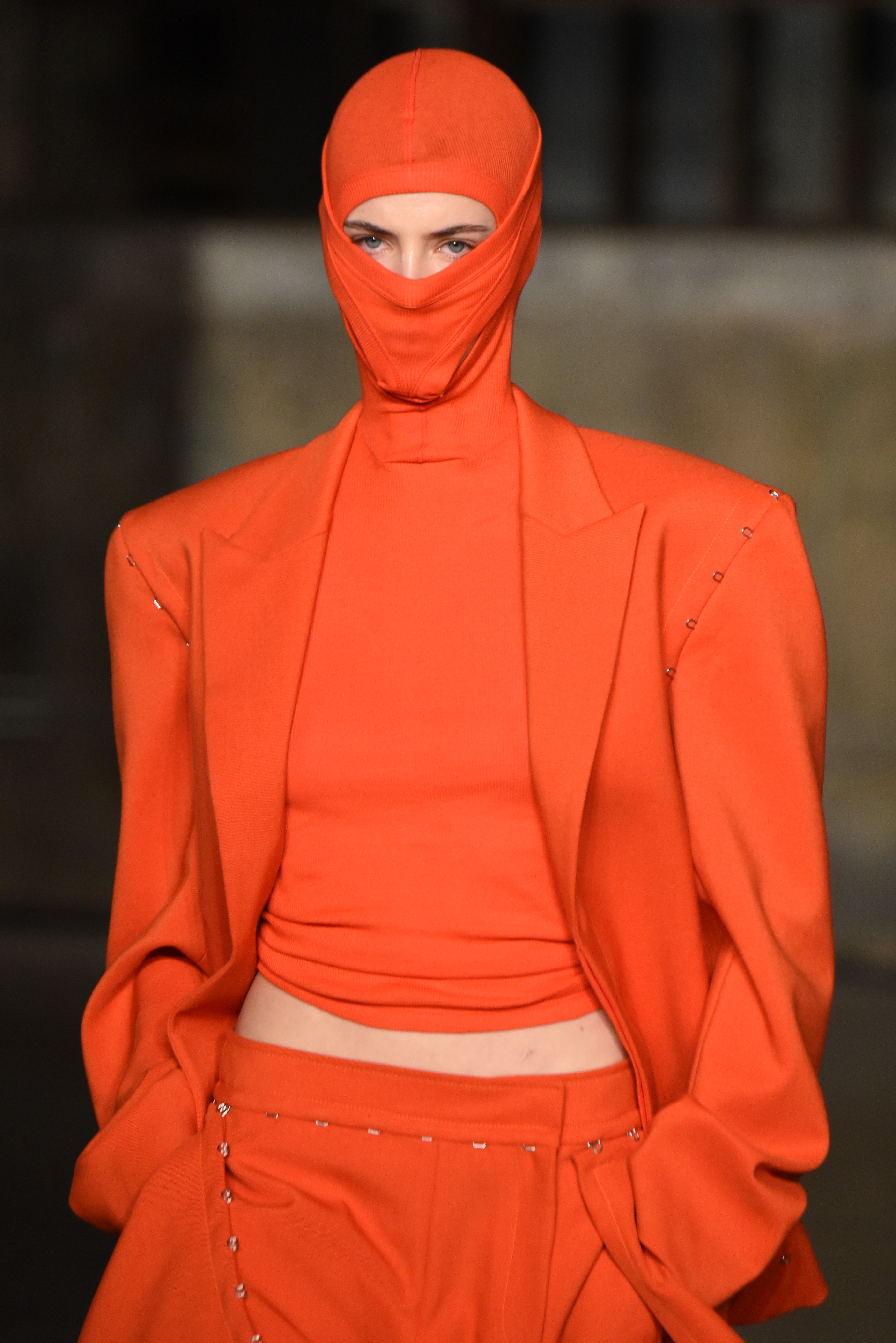 Modelo com look todo laranja e balaclava em Desfile de Dion Lee na semana de moda de Nova York
