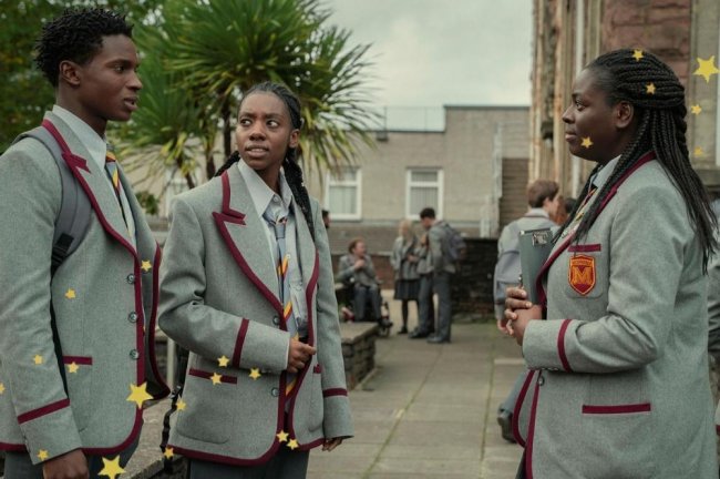 Cena da série da Netflix Sex Education de personagens fora da escola com uniforme.