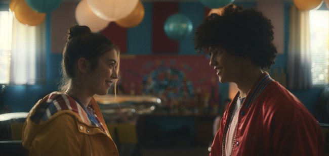 the sky is everywhere lennie joe Lennie e Joe de frente um para o outro em cena do filme The Sky Is Everywhere; eles estão se olhando e sorrindo