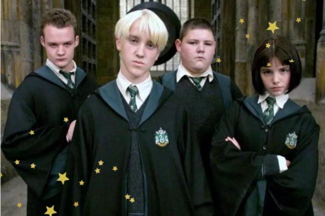 Foto de uma cena de Harry Potter com Draco e outros personagens com o uniforme da Sonserina.
