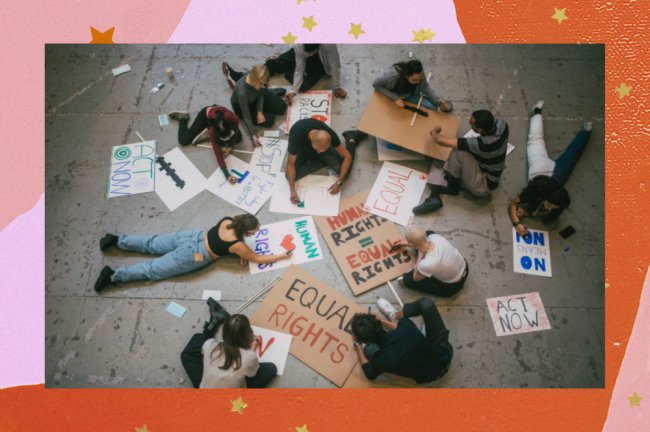 Foto de jovens sentados no chão e escrevendo frases em cartazes.