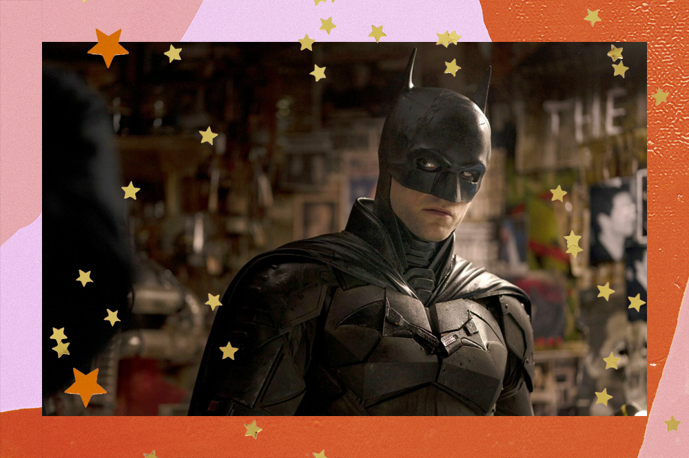 Robert Pattinson como Batman usando o traje do heroi e com uma expressão preocupada.