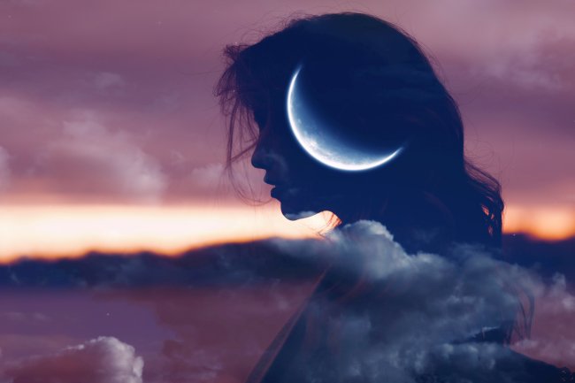 Silhueta de uma mulher com uma Lua Crescente sobreposta. As cores da imagem são azul, rosa e lilás. É uma arte bem mística.