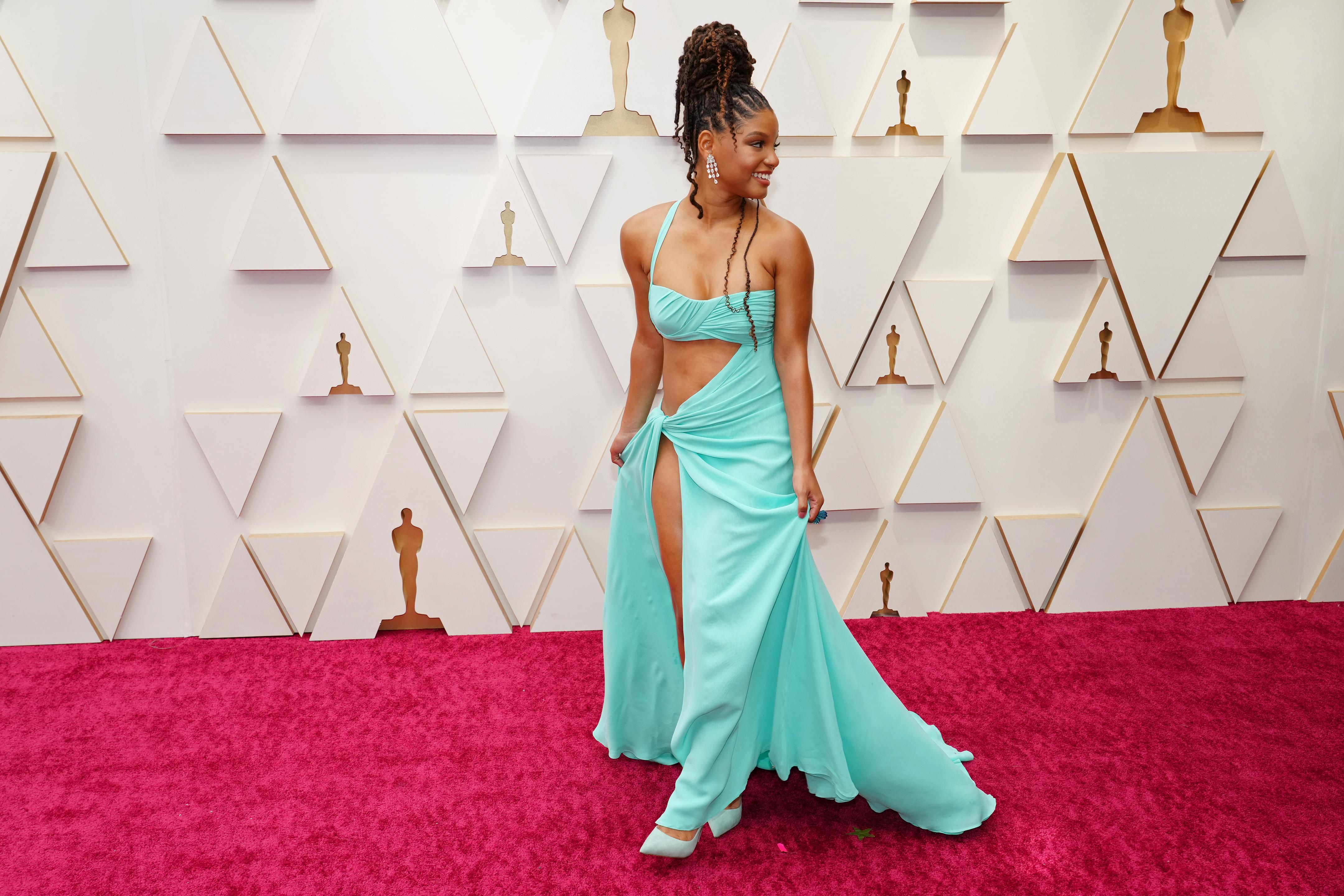 Halle Bailey usando vestido azul no tapete vermelho do Oscar 2022