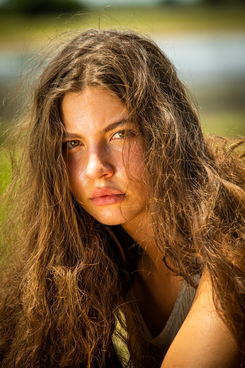 Juma (Alanis Guillen) em cena de Pantanal; ela está com expressão séria e parte do cabelo no rosto