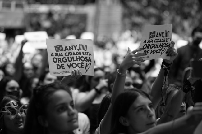 Cartazes para Any na plateia do show.