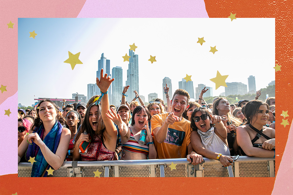 Multidão curtindo uma tarde ensolarada de shows no 4º dia do Lollapalooza 2021, em Illinois, Chicago. A imagem segue acompanhada de uma moldura colorida e estrelinhas douradas por toda extensão.