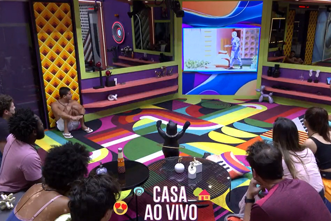 Brothers vendo Dummy entrar na casa do Big Brother Brasil 22