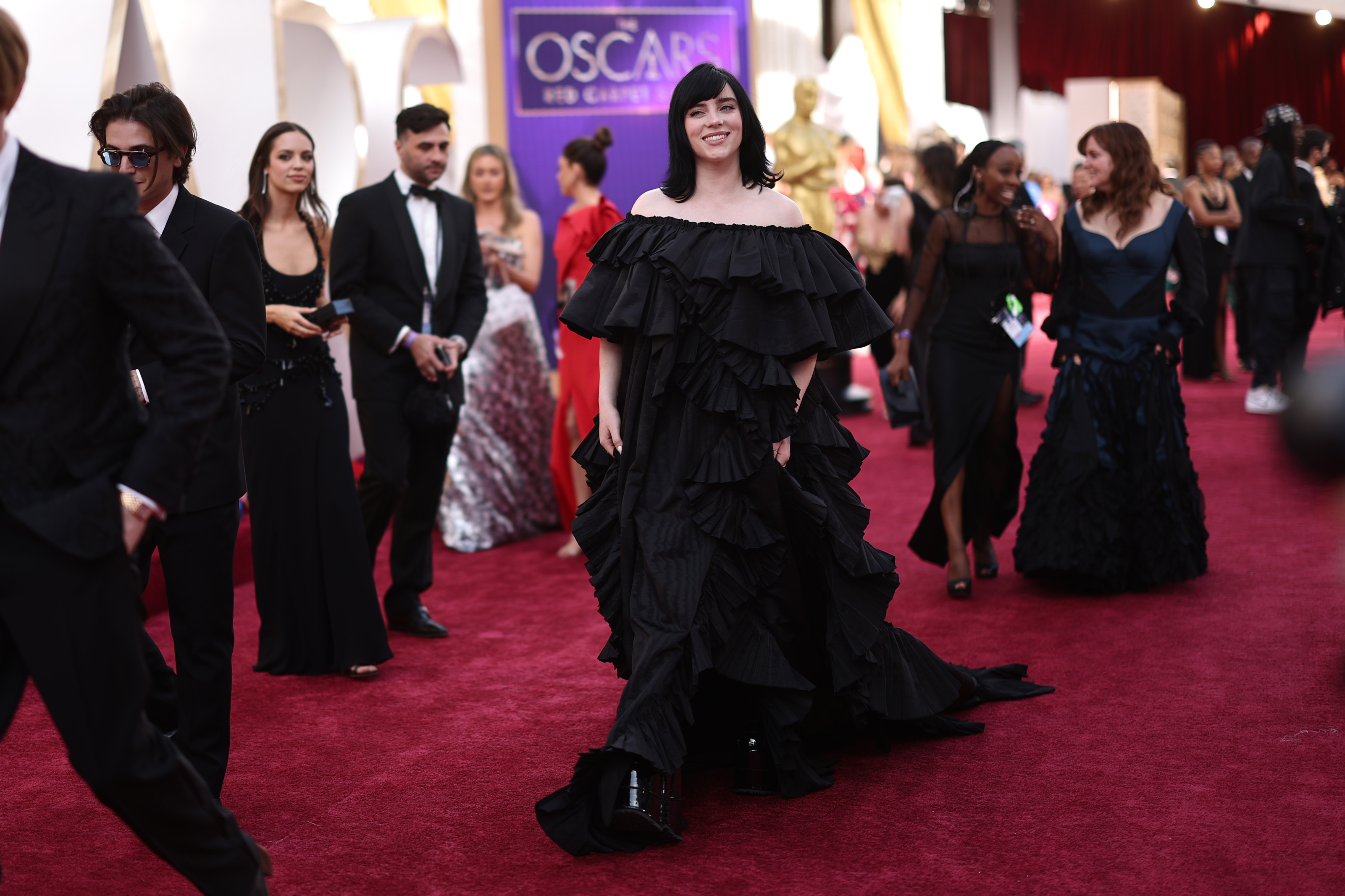 Billie Eilish usando vestido preto no tapete vermelho do Oscar 2022