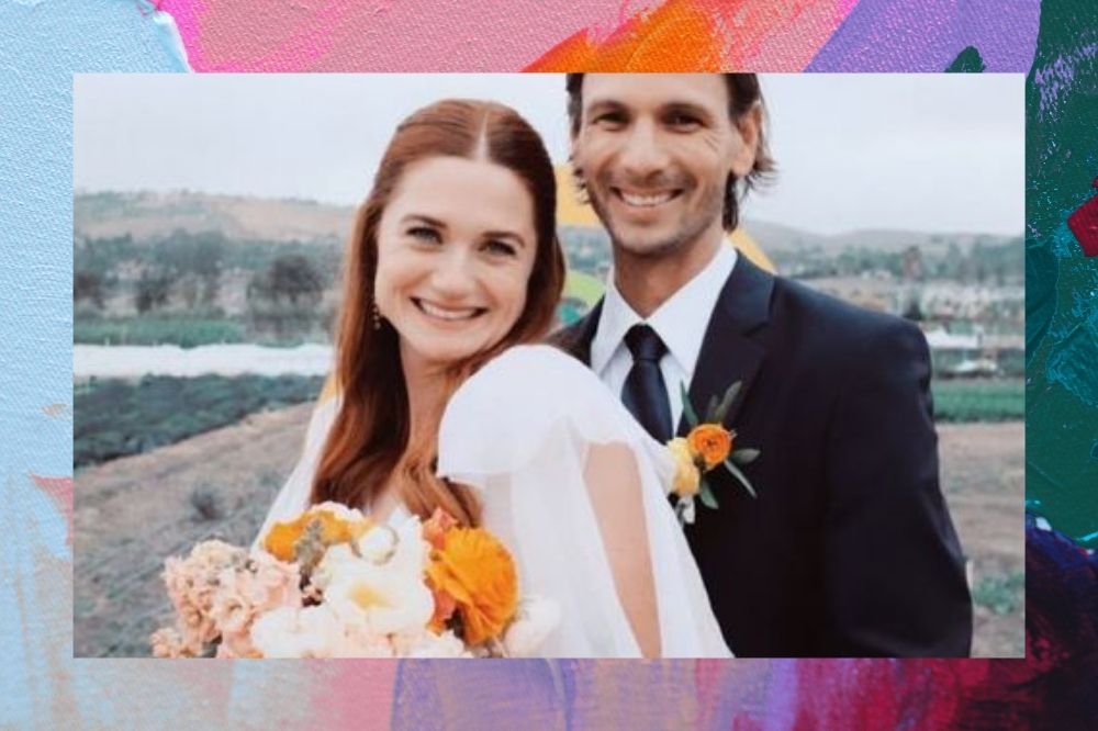 Bonnie Wright e Andre Lococo posando para foto em seu casamento.