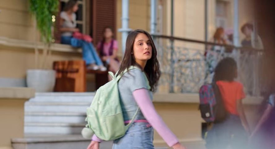 Luiza (Amanda Azevedo) em cena de De Volta aos 15 na escola