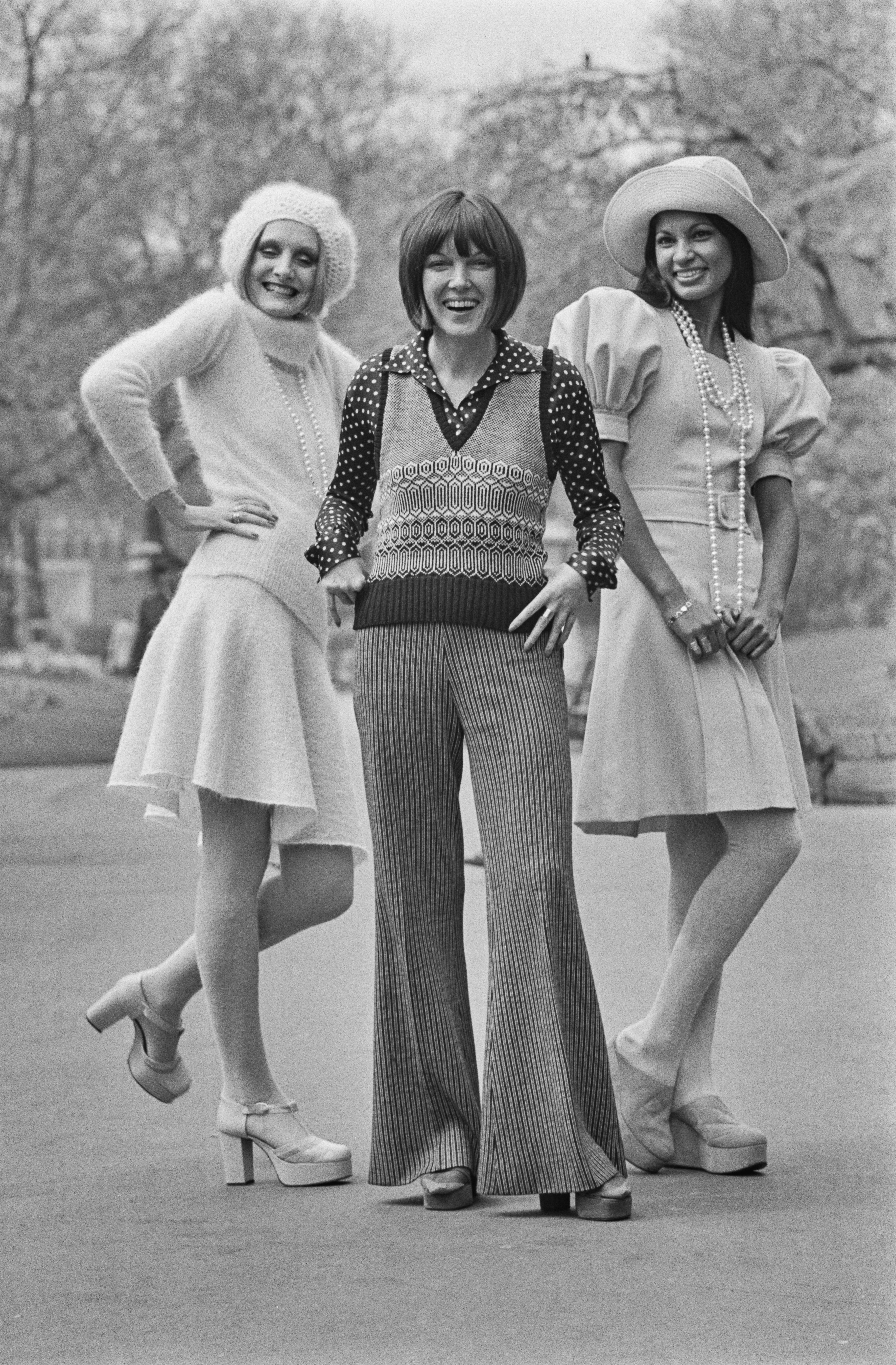 Mary Quant ao meio com duas modelos em cada lado em 1972