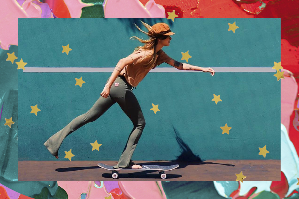 Montagem em fundo de tintas nas cores rosa, vermelho e verde e estrelinhas douradas com foto de uma garota andando de skate descalça usando legging, camiseta e boina