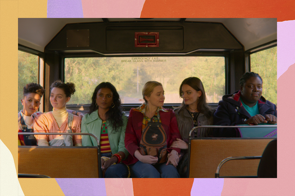 As meninas de Sex Education reunidas na última fileira do ônibus, sentadas, fazendo companhia para a Amy