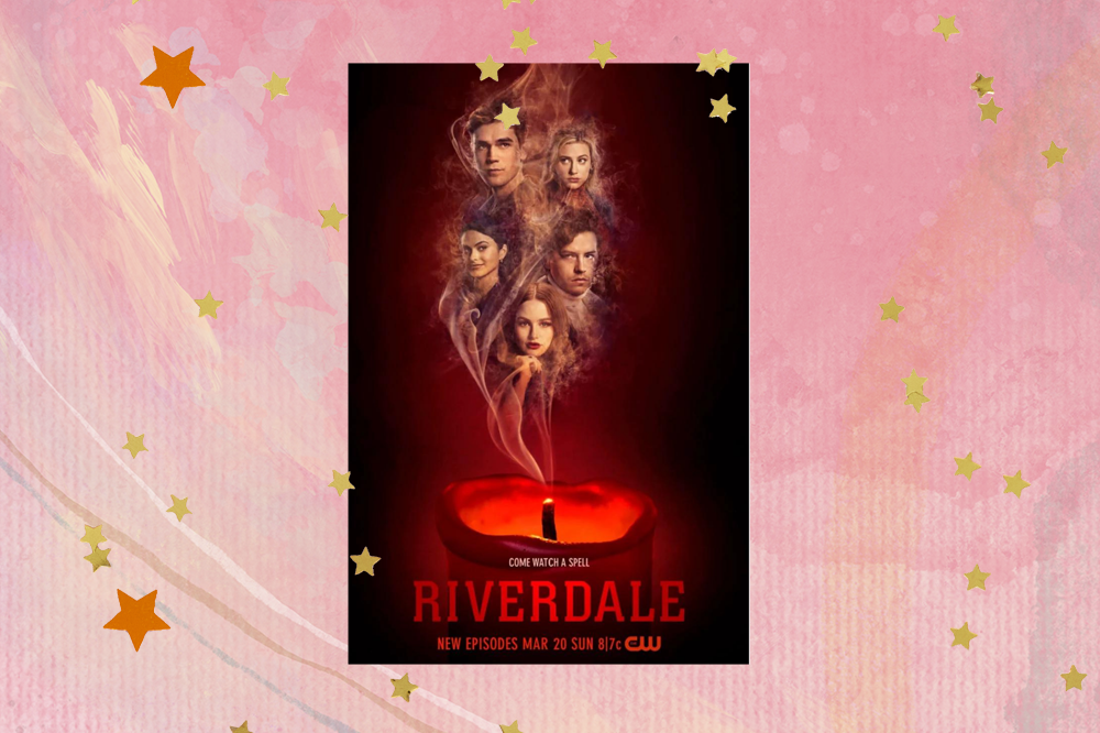 Pôster da sexta temporada do seriado Riverdale co fundo vermelho e foto dos personagens flutuando em torno de uma vela.