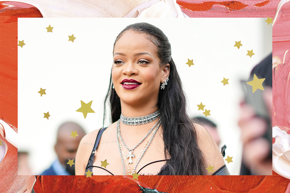 Montagem de foto da Rihanna sorrindo com fundo de tintas rosa e vermelha e estrelinhas douradas