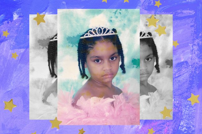 Foto de uma criança negra, com os cabelos trançados e vestindo uma coroa de princesa. Ela está triste.