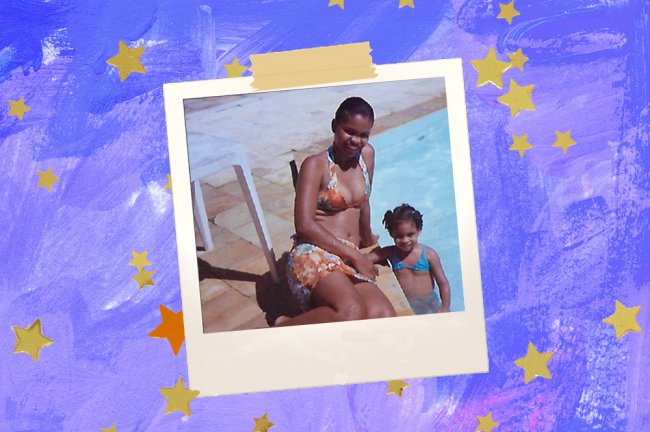 Foto de uma mulher negra com sua filha na piscina. Elas estão felizes!