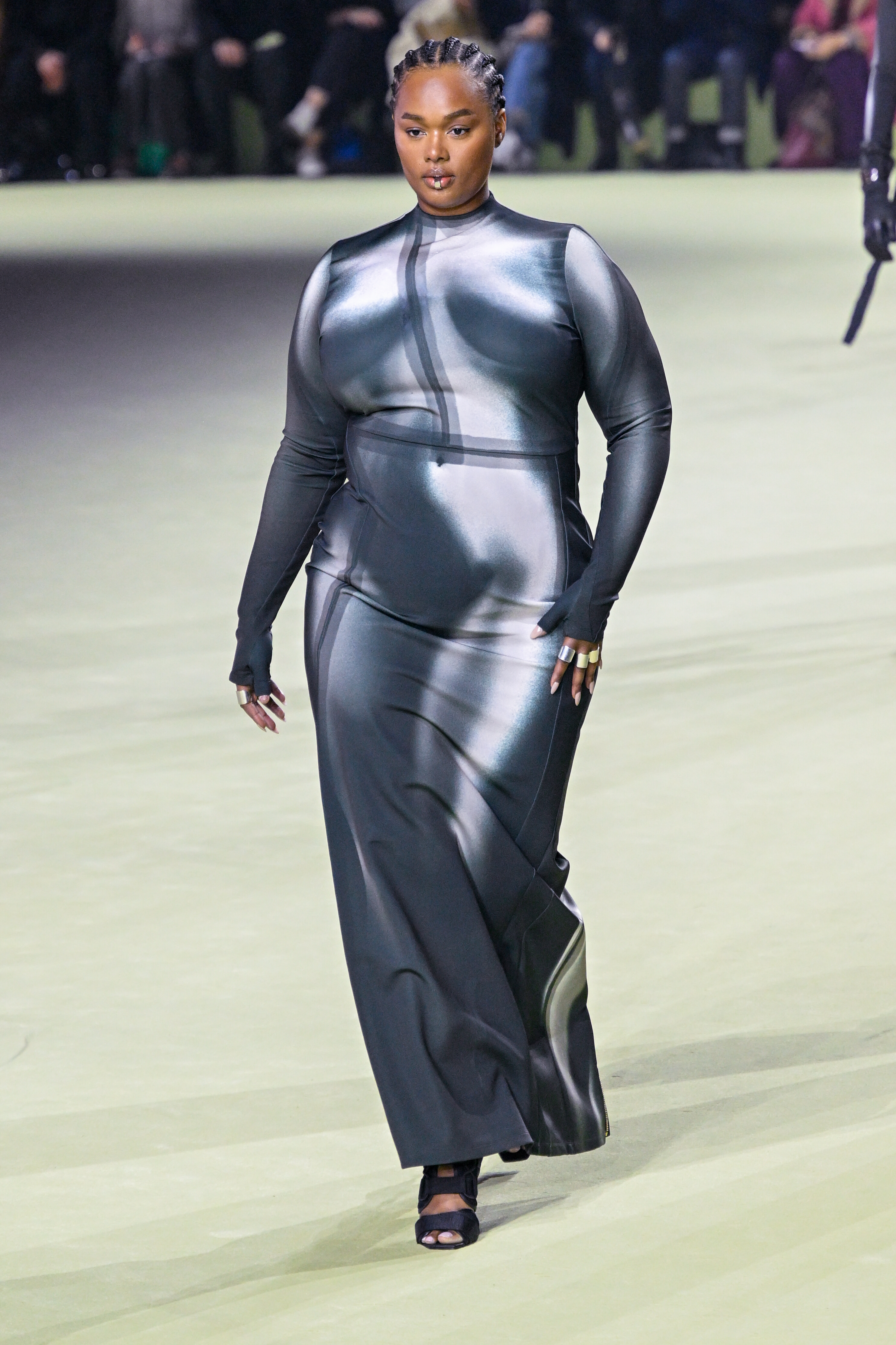 Modelo Precious Lee usando vestido com estampa trompe l'oeil no desfile de outono-inverno 2022-23 da Balmain na semana de moda de Paris