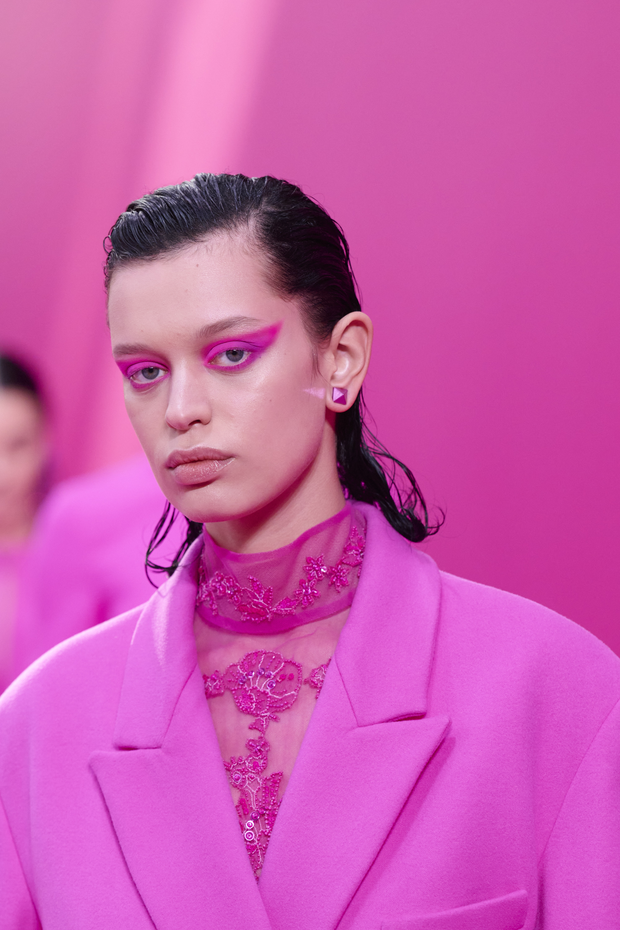 Modelo usando look rosa e maquiagem rosa em desfile da Valentino na semana de moda de Paris