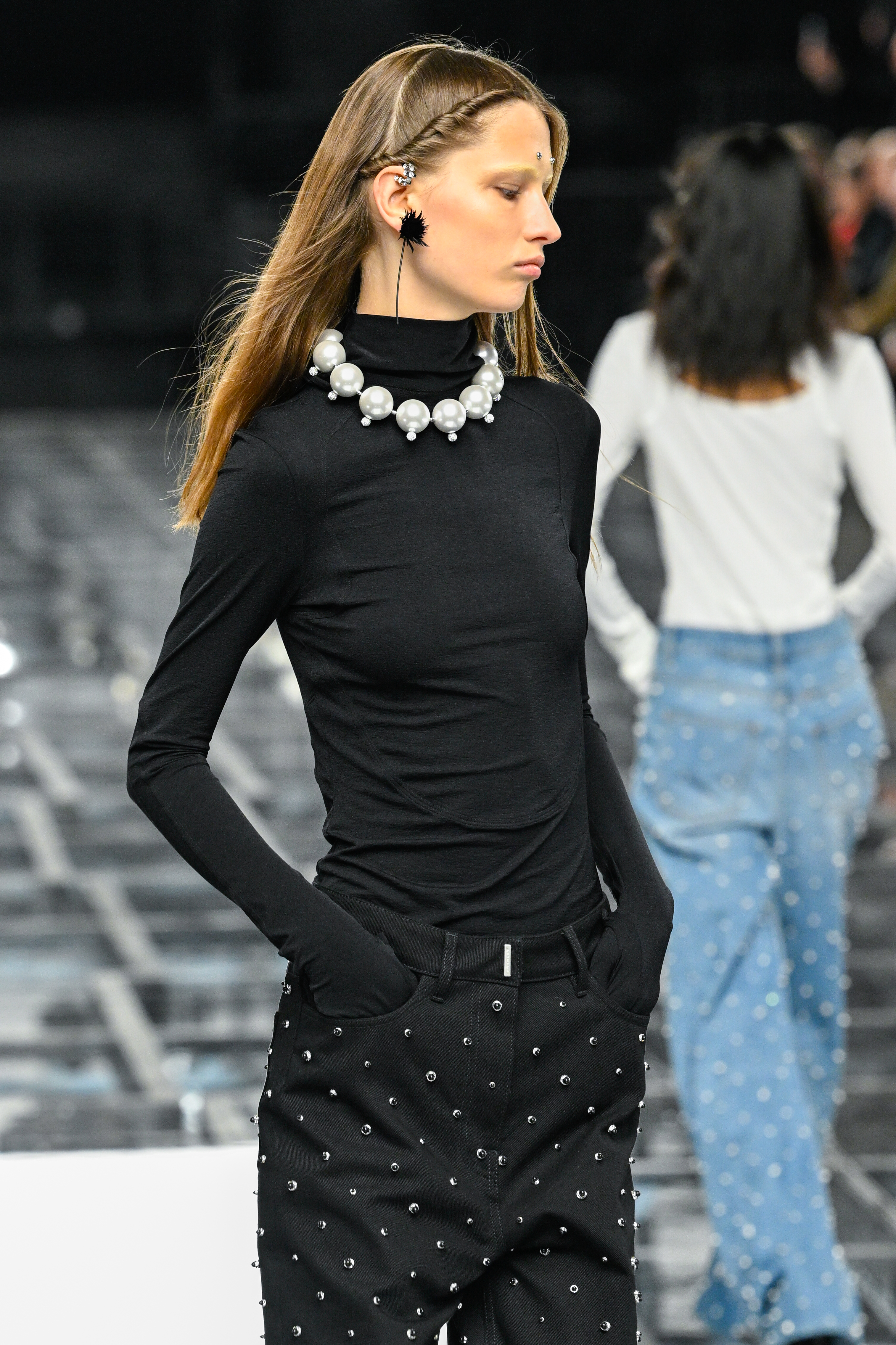 Modelo com look preto em desfile da Givenchy na semana de moda de Paris