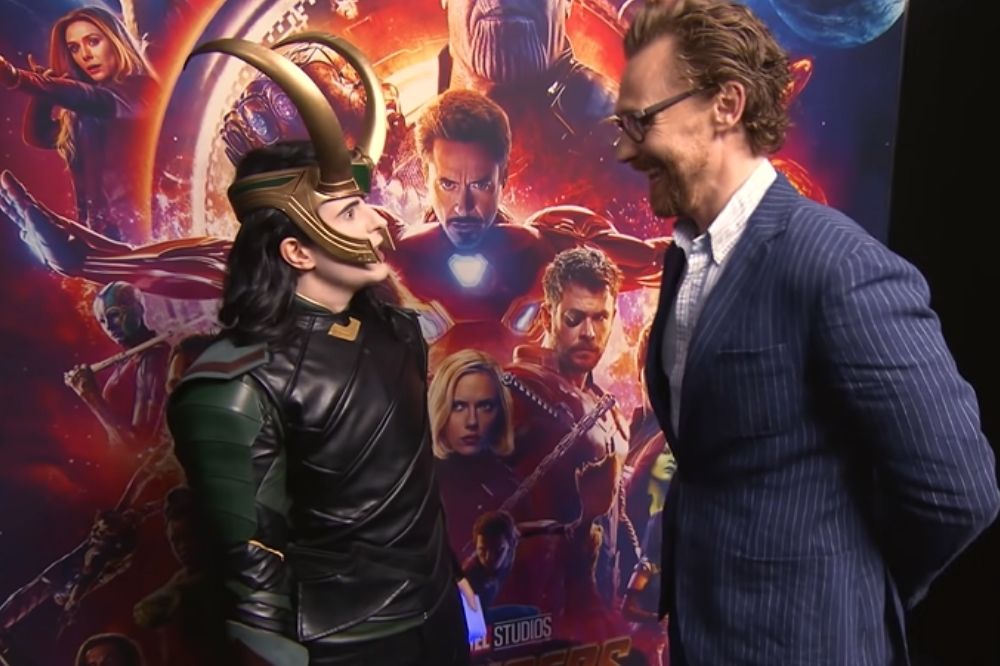 Tom Hiddleston surpreendendo fãs de Loki; cosplayer de Loki encarando Tom Hiddleston, que sorri, com expressão de surpresa e choque