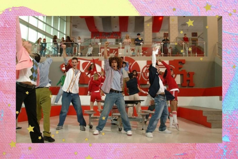Montagem com o fundo colorido com detalhe de estrelas douradas na borda com a foto de uma cena do filme High School Musical com os alunos dançando no refeitório.