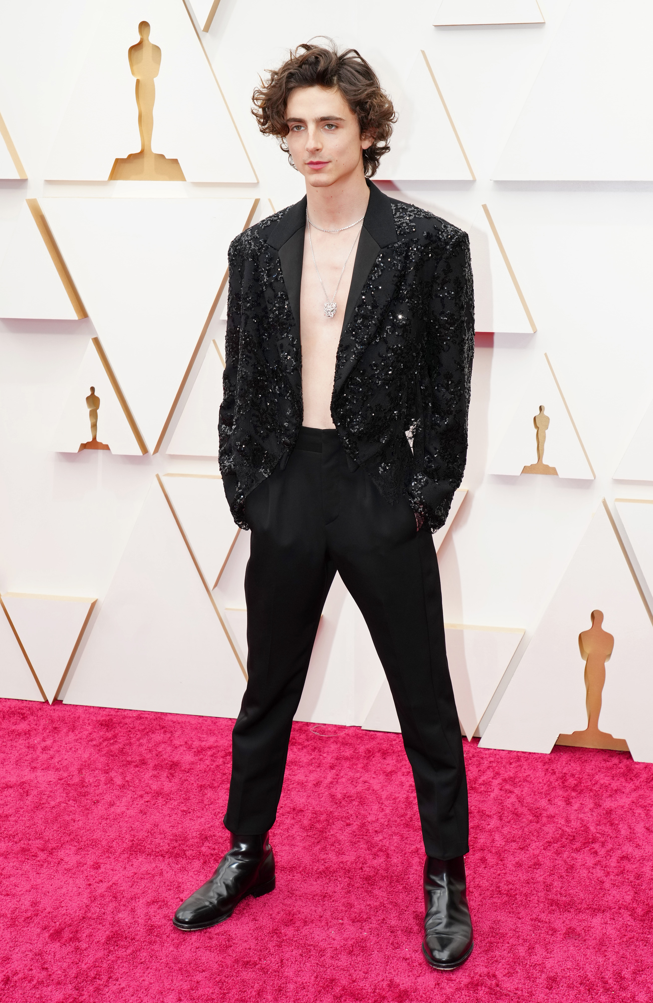Timothée Chalamet usando look preto no tapete vermelho do Oscar 2022
