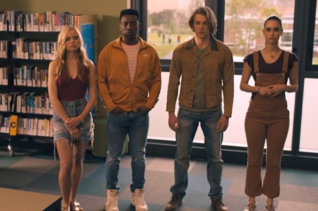 Imagem com quatro adolescentes em pé em uma sala em cena de Um de Nós Está Mentindo; eles estão com expressões sérias e preocupadas