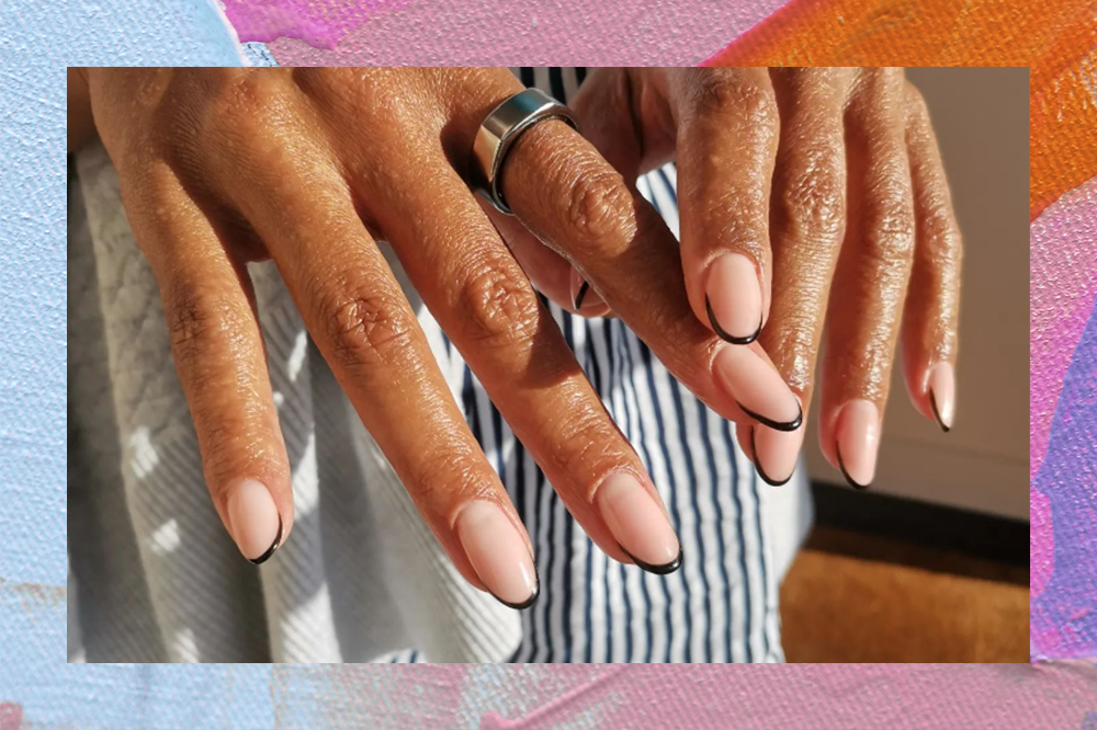 Montagem em fundo rosa, laranja e azul de foto com mão com microfrancesinha preta nas unhas
