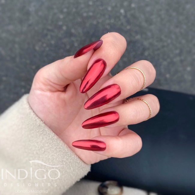 unhas-vermelhas-metalizadas Foto de uma mão com as unhas longas pintadas com esmalte vermelho metalizado.