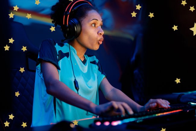 Jovem negra jogadora de esports usando fone de ouvido com fio surpreso com o jogo enquanto jogava o jogo multiplayer online.