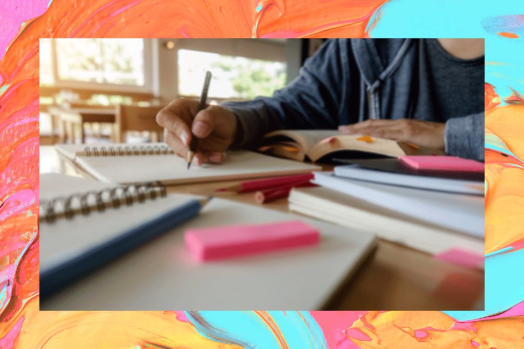 colagem de fotos, no fundo, uma imagem com várias cores e textura de tinta e na frente, uma foto de uma pessoa com lápis na mão, escrevendo em um caderno.