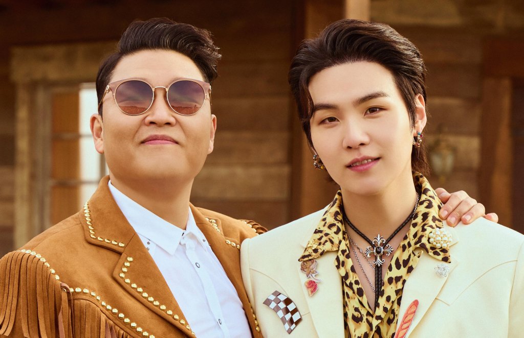 PSY e Suga posando para foto