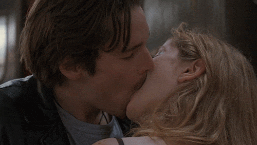 Gif de uma cena de beijo que rola no filme Antes do Sol Nascer