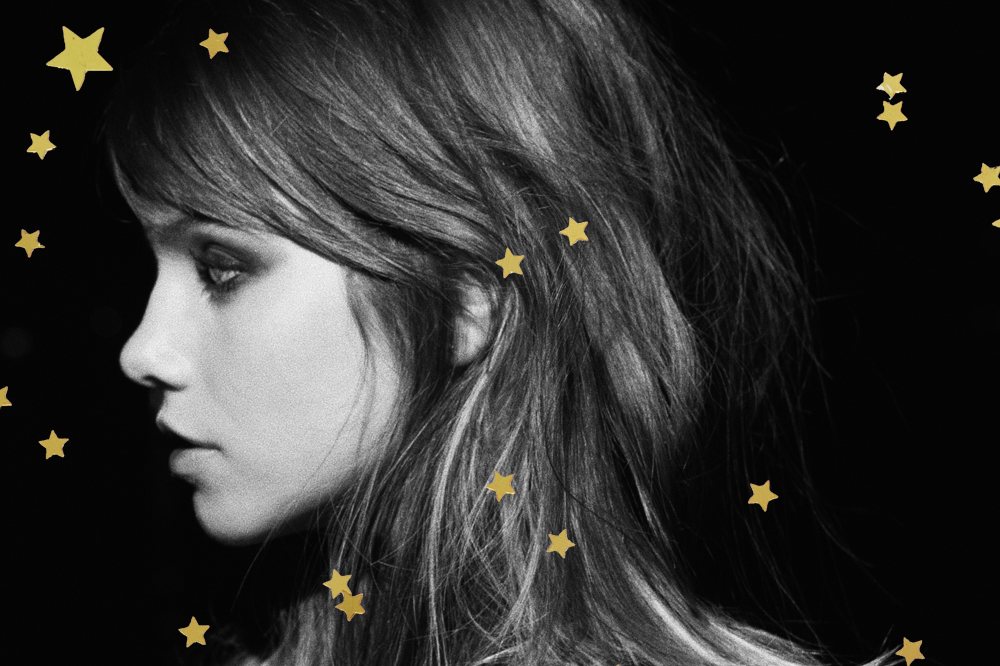 Clarissa de perfil em foto em preto e branco com estrelas amarelas como decoração