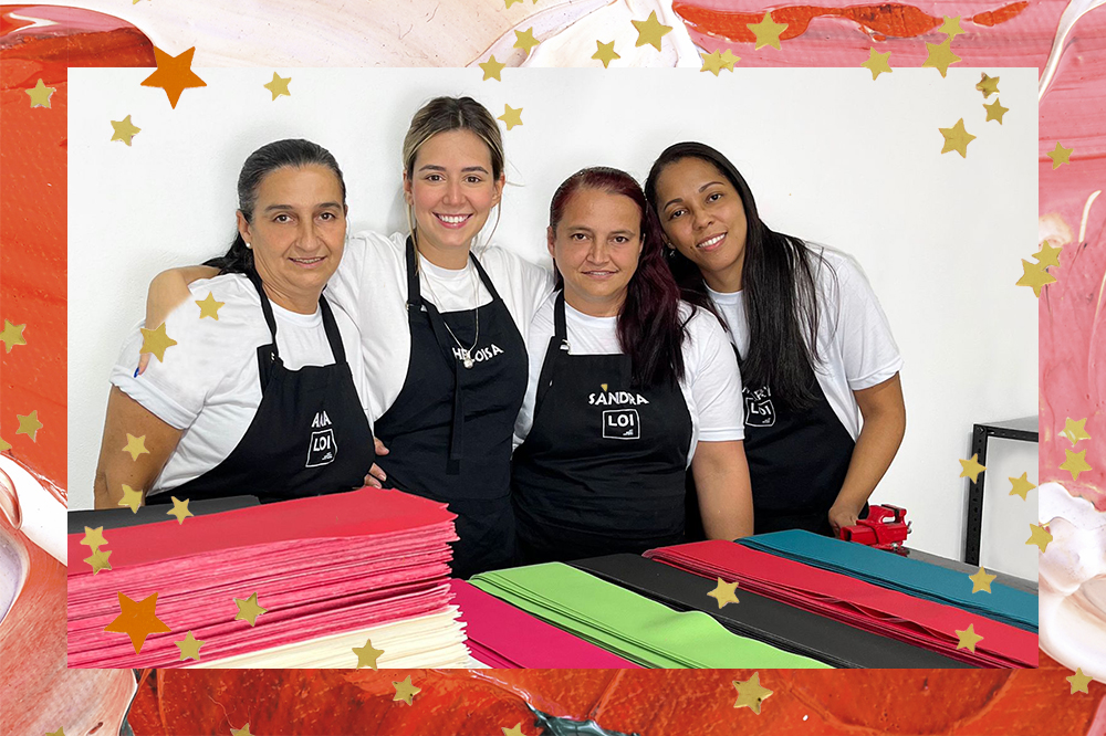 Imagem mostra, da esquerda para a direita, Ana Lucia, Heloísa Gomez, Alexandra Melo e Maristela Guimarães no Ateliê LOI, atrás de uma mesa repleta de tecidos coloridos de couro recortados para produzir as peças da marca.