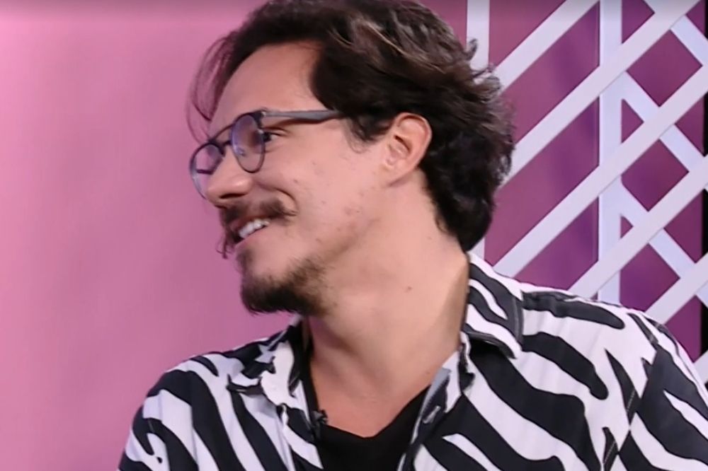 Eliezer, do BBB22, rindo com blusa de zebra