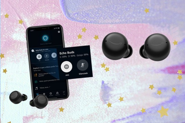 Fotos do Echo Buds da Amazon e um celular com a tela do aplicativo da Alexa aberto; o fundo é uma textura de tintas nas cores rosa, roxo, lilás, azul e branco com estrelas amarelas como decoração