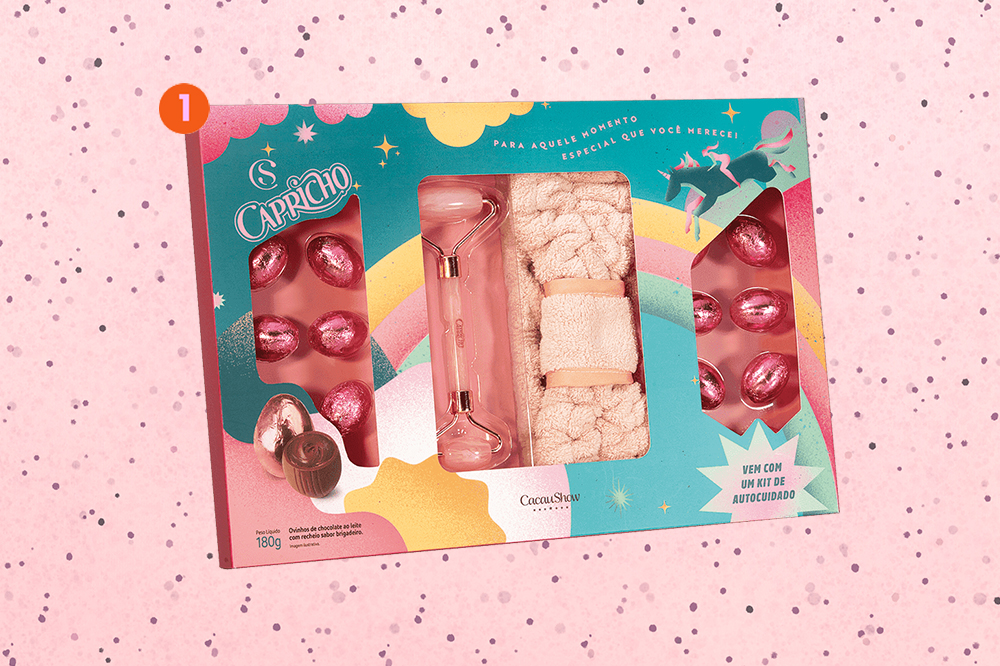 Imagem mostra Kit Páscoa da CAPRICHO e Cacau Show com ovinhos de chocolate e itens de skincare em um fundo de textura rosa com bolinhas transparentes espalhadas em nuances de roxo claro e escuro.