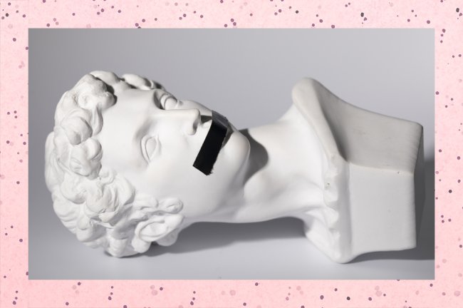 Foto de um busto tombado com uma fita isolante na boca