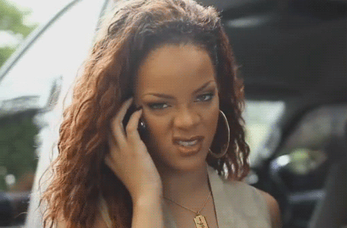 Gif da Rihanna fazendo careta enquanto fala no celular