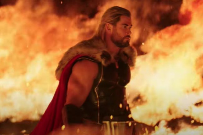 Thor andando entre o fogo.